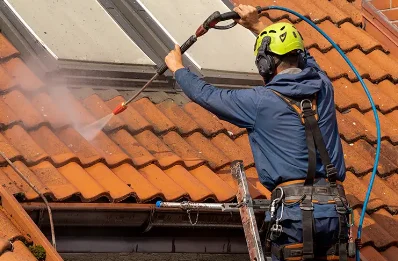 Démoussage et hydrofuge de toiture aux Échelles